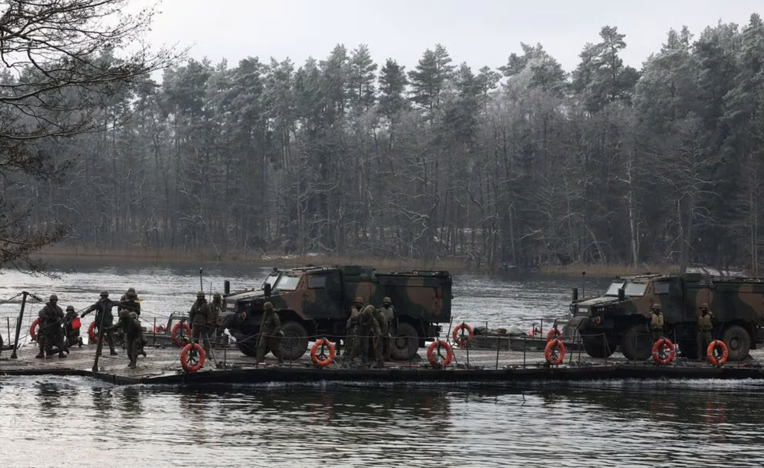 Các phương tiện quân sự Ba Lan được vận chuyển trong cuộc tập trận của NATO tại Suwalki Gap, dải đất có ý nghĩa quan trọng đối với an ninh sườn phía đông của liên minh, vào tháng 11-2022. Ảnh: Reuters 