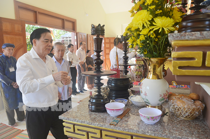 Khánh thành Miếu thờ ông Yến Chủ tịch UBND tỉnh Trần Ngọc Tam viếng ông Yến.