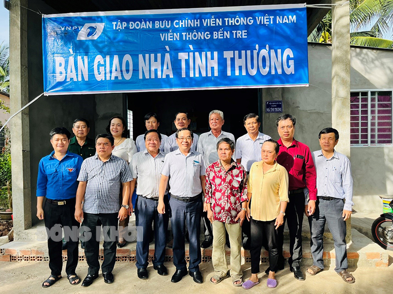 Viễn thông Bến Tre bàn giao Nhà tình thương Viễn thông Bến Tre cùng UBND xã An Hoá bàn giao nhà tình thương cho hộ ông Hà Thanh Hùng (Nguồn: VNPT)
