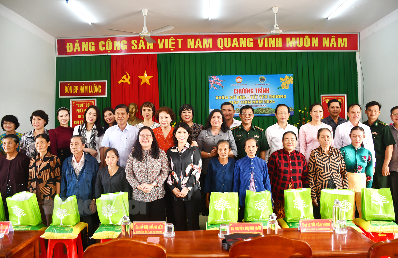 Trao tặng quà Tết cho người nghèo có hoàn cảnh khó khăn ở Ba Tri Nguyên Ủy viên Bộ chính trị - nguyên Chủ tịch Quốc hội Nguyễn Thị Kim Ngân và Quyền Bí thư Tỉnh ủy - Chủ tịch HĐND tỉnh Hồ Thị Hoàng Yến trao quà cho hộ dân nghèo.