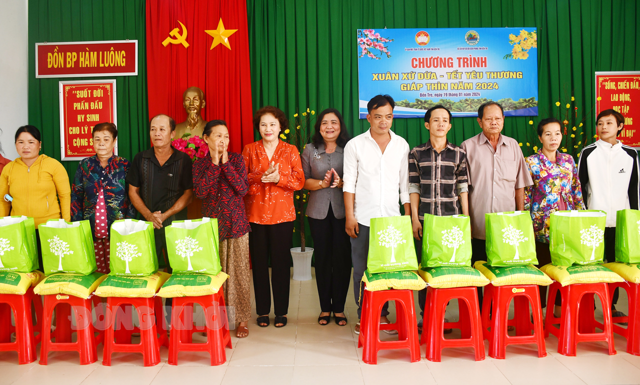 Trao tặng quà Tết cho người nghèo có hoàn cảnh khó khăn ở Ba Tri Nguyên Ủy viên Bộ chính trị - nguyên Chủ tịch Quốc hội Nguyễn Thị Kim Ngân và Quyền Bí thư Tỉnh ủy - Chủ tịch HĐND tỉnh Hồ Thị Hoàng Yến trao quà cho hộ dân nghèo.