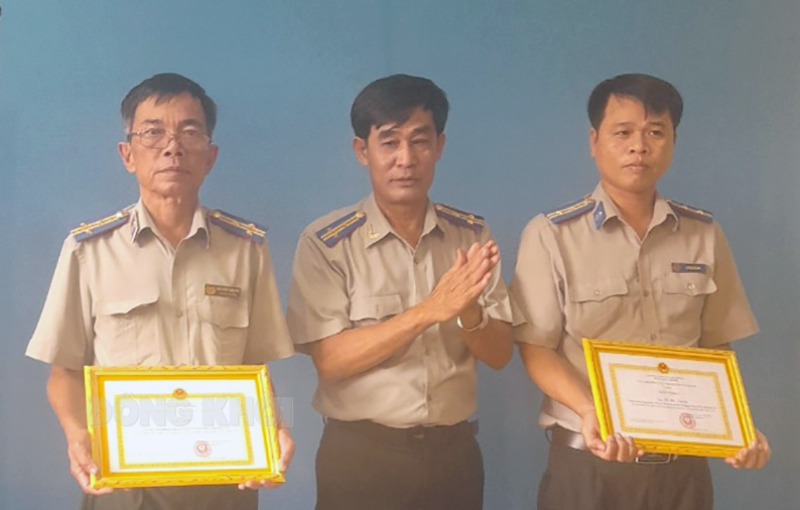 Phó cục trưởng Cục Thi hành án dân sự tỉnh Trần Văn Liêm trao giấy khen cho các cá nhân đạt thành tích xuất sắc năm 2023. Ảnh: CTV