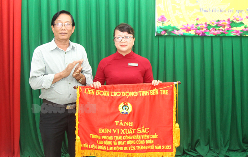 Tòa án nhân dân TP. Bến Tre đạt nhiều thành tích nổi bật Phó trưởng Ban pháp chế HĐND thành phố Trần Hữu Nghĩa trao cờ thi đua của Liên đoàn lao động tỉnh cho đại diện Ban Chấp hành Công đoàn TAND thành phố.