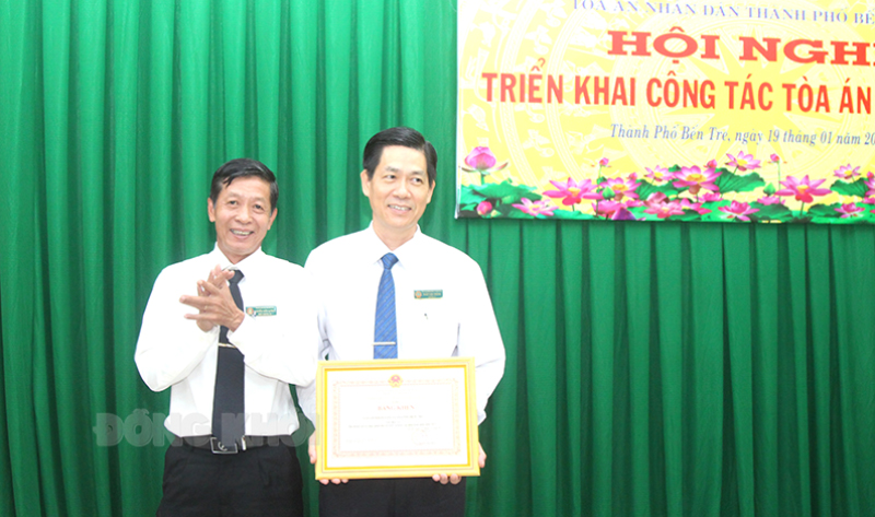 Tòa án nhân dân TP. Bến Tre đạt nhiều thành tích nổi bật Phó chánh án Thường trực TAND tỉnh Nguyễn Hữu Lương trao bằng khen của TAND tối cao cho đại diện lãnh đạo TAND TP. Bến Tre.