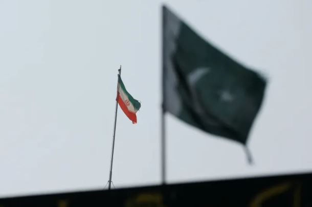 Pakistan và Iran nhất trí giảm leo thang căng thẳng Cờ của Iran được nhìn thấy trên tòa nhà lãnh sự quán của nước này, với cờ của Pakistan ở phía trước, ở Karachi, Pakistan. Ảnh: Reuters