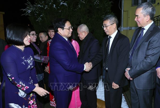 Thủ tướng Phạm Minh Chính và Phu nhân với cán bộ, nhân viên Đại sứ quán và đại diện cộng đồng người Việt Nam tại Hungary. Ảnh: Dương Giang/TTXVN