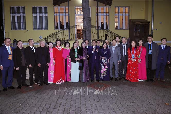 Thủ tướng Phạm Minh Chính và Phu nhân chụp ảnh chung với cán bộ, nhân viên Đại sứ quán và đại diện cộng đồng người Việt Nam tại Hungary. Ảnh: Dương Giang/TTXVN