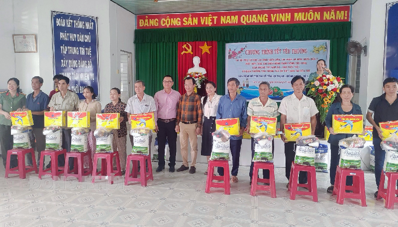 Trao quà cho bà con có hoàn cảnh khó khăn tại 2 huyện Mỏ Cày Bắc và Giồng Trôm Trao quà cho bà con.