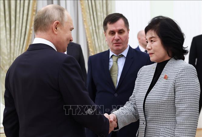 Tổng thống Nga Vladimir Putin (trái) và Bộ trưởng Ngoại giao Triều Tiên Choe Son Hui (phải) tại cuộc gặp ở Moskva ngày 16-1-2024. Ảnh: AFP/TTXVN