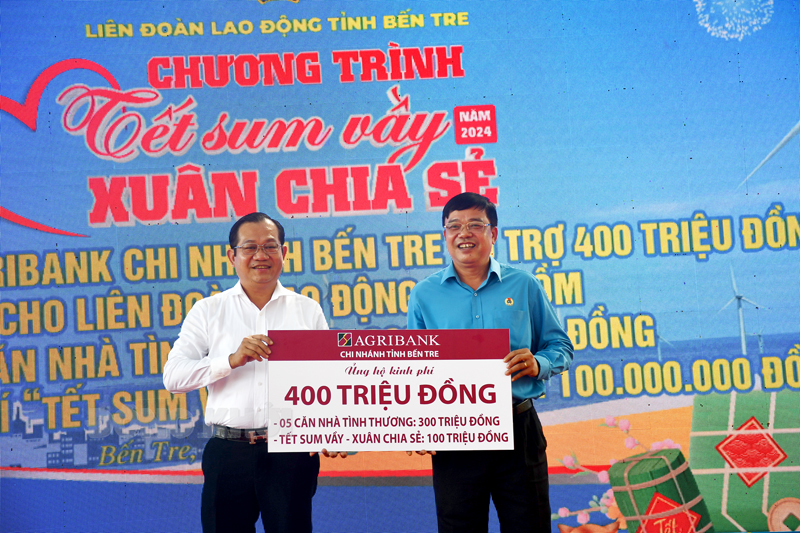 Agribank trao bảng tượng trưng xây nhà tình thương cho công nhân lao động khó khăn về nhà ở.