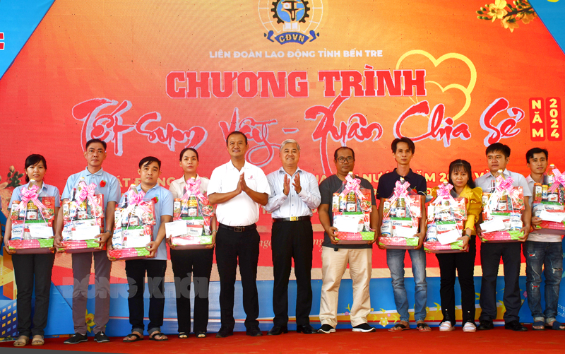 “Tết sum vầy - Xuân chia sẻ” Trưởng ban Tổ chức Tỉnh ủy Nguyễn Văn Đức trao quà Tết cho công nhân lao động.