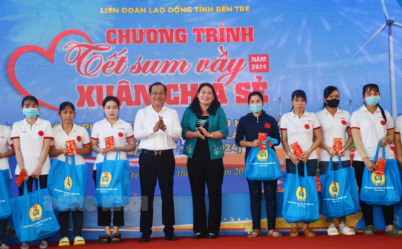 “Tết sum vầy - Xuân chia sẻ” Phó chủ tịch UBND tỉnh Nguyễn Thị Bé Mười trao quà cho công nhân lao động.