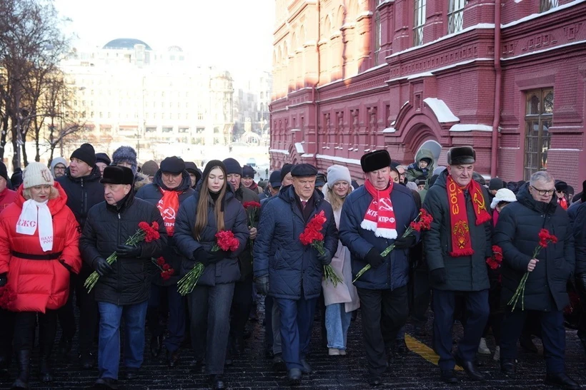 Nga kỷ niệm 100 năm ngày mất lãnh tụ vô sản Vladimir Ilyich Lenin Chủ tịch đảng Cộng sản Liên bang Nga Gennady Zyuganov dẫn đầu đoàn người đặt hoa trước Lăng Lenin. (Ảnh: Quang Vinh/TTXVN)