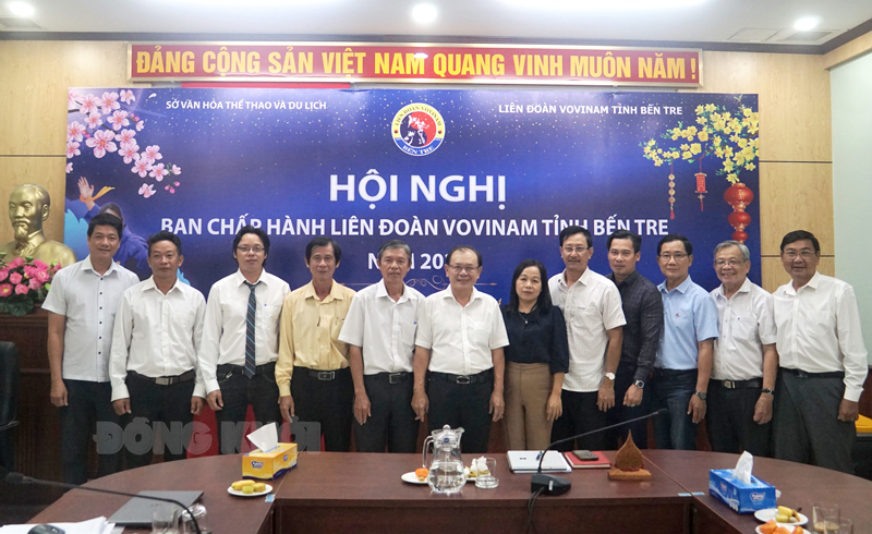 Hội nghị Ban Chấp hành Liên đoàn Vovinam tỉnh Bến Tre tổng kết hoạt động năm 2023, phương hướng năm 2024 Các thành viên Ban chấp hành và đại biểu chụp ảnh lưu niệm nhân dịp tổng kết năm.