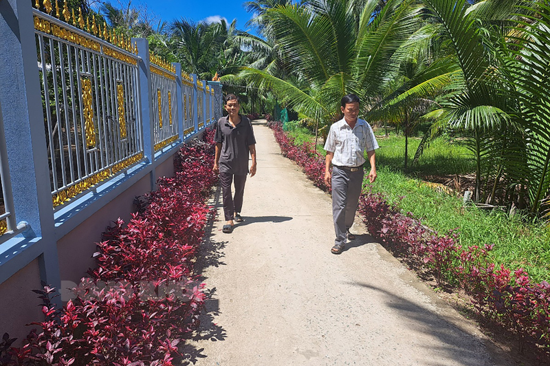 Xây dựng “điển hình” để phát động thi đua và nhân rộng Đường nông thôn mới ở xã Tân Lợi Thạnh, huyện Giồng Trôm.