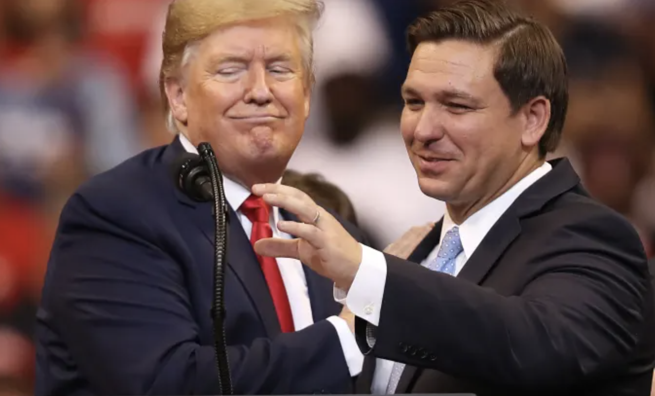 Thống đốc bang Florida Ron DeSantis (phải) và ông Trump trong một sự kiện ở Florida ngày 26-11-2019. Ảnh: Getty Image