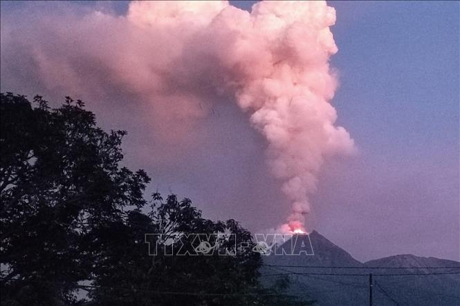 Cột tro bụi phun lên từ núi lửa Lewotobi Laki-laki tại Flores Timur, tỉnh Đông Nusa Tenggara, Indonesia, ngày 11-1-2024. Ảnh: AFP/TTXVN