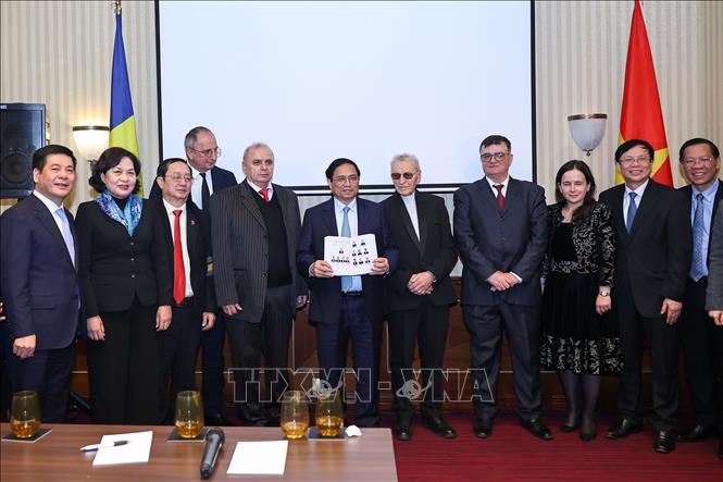 Thủ tướng Phạm Minh Chính với đại diện các Hội đoàn và bạn bè hữu nghị Romania. Ảnh: Dương Giang/TTXVN