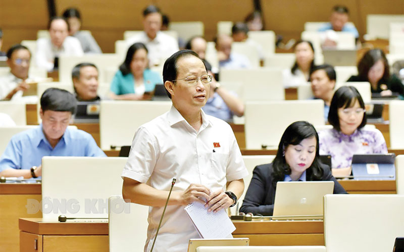 Phó chủ tịch Thường trực UBND tỉnh - Trưởng đoàn đại biểu Quốc hội đơn vị tỉnh Nguyễn Trúc Sơn thảo luận tại Kỳ họp thứ 6, Quốc hội  khóa  XV về  giải pháp tháo gỡ khó khăn cho doanh nghiệp. Ảnh: Hồng Yến