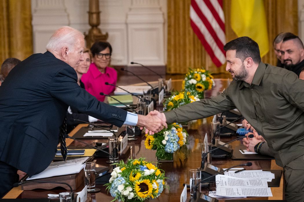 Tổng thống Biden đã gặp Tổng thống Zelensky vào tháng 9 năm ngoái khi nhà lãnh đạo Ukraine vận động Mỹ ủng hộ. Ảnh: WSJ