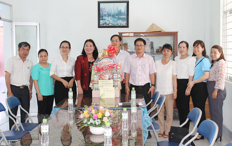 Thăm, chúc Tết Nguyên đán 2024 các đơn vị, cơ quan vì cộng đồng Phó chủ tịch UBND tỉnh Nguyễn Thị Bé Mười chụp ảnh lưu niệm cùng Làng trẻ em SOS Bến Tre.