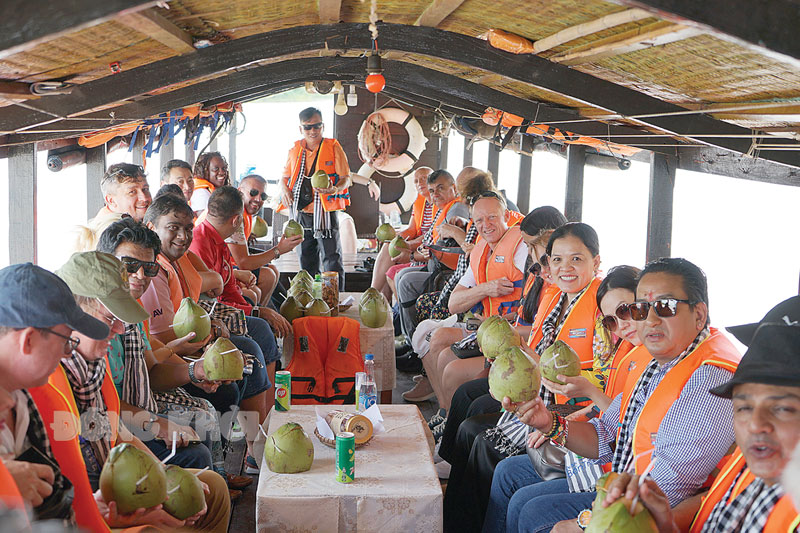 Đoàn khách lữ hành quốc tế trải nghiệm đi tàu du lịch trên sông Bến Tre.  Ảnh: Thanh Đồng