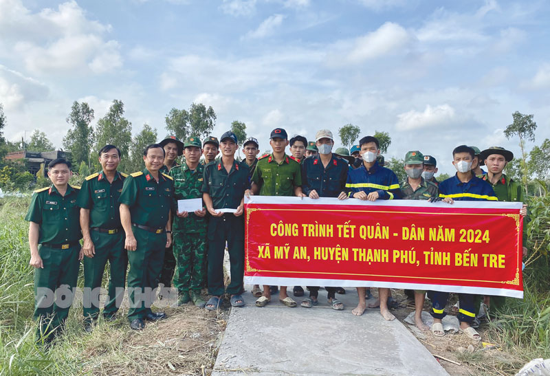 “Tết quân - dân” do lực lượng vũ trang triển khai, giờ đây không những trở nên gần gũi, quen thuộc đối với nhân dân, mà còn được chỉ huy, lãnh đạo các ngành, các cấp và Bộ Quốc phòng đánh giá cao, chỉ đạo nhân rộng trong toàn quân. Ðối với Lực lượng vũ trang tỉnh thì hiệu quả, lợi ích “Tết quân - dân” không chỉ là những công trình, phần việc quân đã giúp dân mà còn là sợi dây gắn kết nghĩa tình quân với dân.