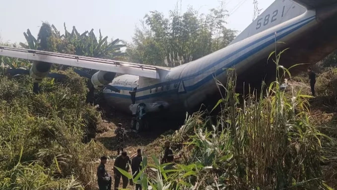 Hiện trường sự cố máy bay quân sự Myanmar trượt khỏi đường băng. Nguồn: India Today