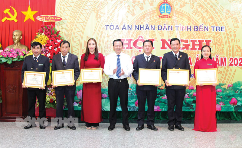 Tòa án nhân dân tỉnh nhiều thành tích nổi bật trong thi đua “Đồng khởi mới” Chánh án Tòa án nhân dân tại TP. Hồ Chí Minh Trần Văn Châu trao bằng khen của Tòa án nhân dân tối cao cho các cá nhân xuất sắc năm 2022. Ảnh: H. Đức