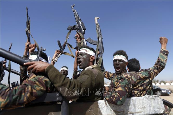 Houthi yêu cầu nhân viên Liên hợp quốc rời khỏi khu vực do lực lượng này kiểm soát Các tay súng Houthi ở thủ đô Sanaa, Yemen. Ảnh: AFP/TTXVN