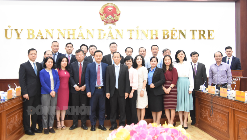 Tọa đàm “Đoàn trưởng Cơ quan đại diện Việt Nam tại nước ngoài gặp gỡ các địa phương vùng đồng bằng sông Cửu Long” Phó chủ tịch Thường trực UBND tỉnh Nguyễn Trúc Sơn chụp hình lưu niệm cùng Đoàn Trưởng Cơ quan đại diện Việt Nam tại nước ngoài nhiệm kỳ 2024 - 2027.