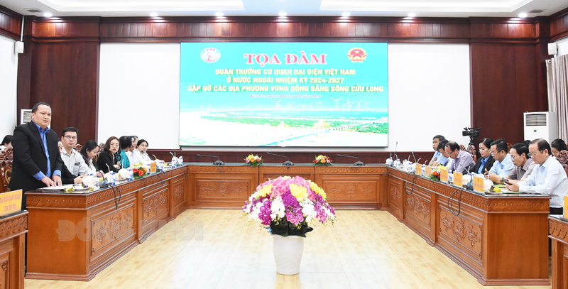 Tọa đàm “Đoàn trưởng Cơ quan đại diện Việt Nam tại nước ngoài gặp gỡ các địa phương vùng đồng bằng sông Cửu Long” Đại biểu là doanh nghiệp tỉnh Bến Tre giới thiệu sản phẩm từ dừa và bày tỏ mong muốn đẩy mạnh thị trường xuất khẩu.