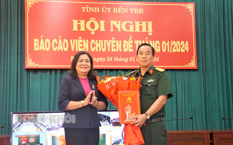 Hội nghị báo cáo viên chuyên đề tháng 1-2024 Quyền Bí thư Tỉnh ủy - Chủ tịch HĐND tỉnh Hồ Thị Hoàng Yến trao quyết định cho Đại tá Nguyễn Văn Hoa.