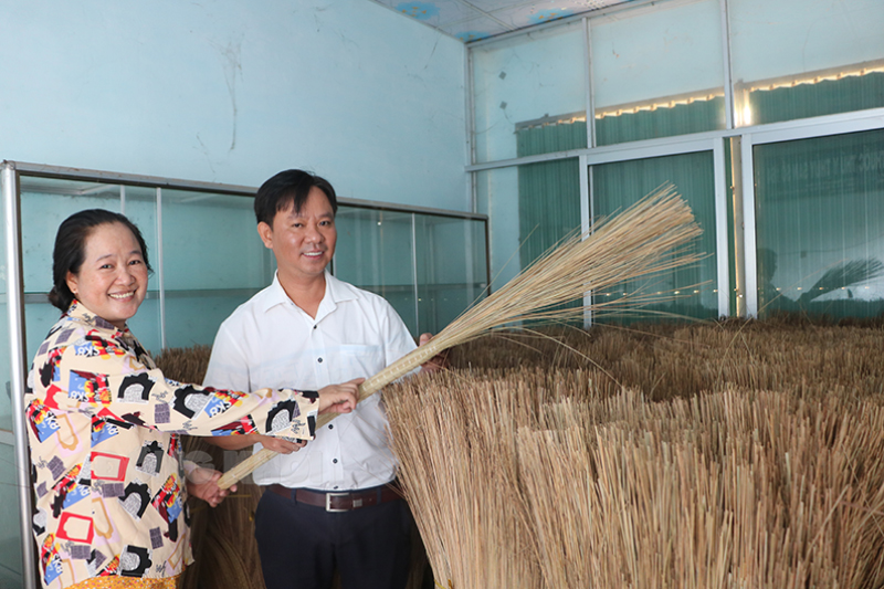 Chị Nguyễn Thị Chi, ngụ xã Mỹ An, huyện Thạnh Phú nhờ vốn vay thành lập tổ hợp tác bó chổi giúp đỡ nhiều chị em trong ấp có thêm thu nhập.