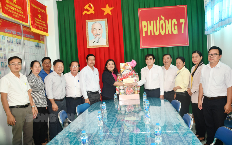 Quyền Bí thư Tỉnh ủy - Chủ tịch HĐND tỉnh Hồ Thị Hoàng Yến thăm, tặng quà cho gia đình chính sách ở Phường 6.