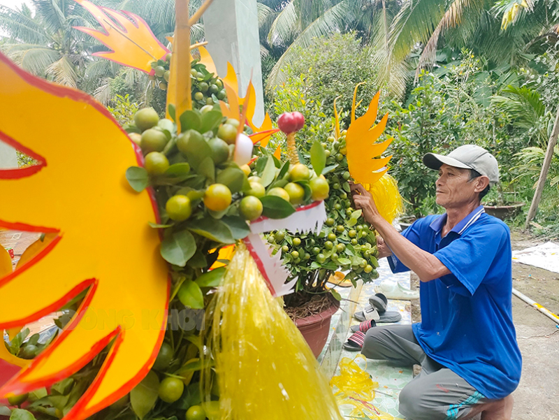 Nghệ nhân xã Hưng Khánh Trung B (Chợ Lách) tạo dáng hình con rồng từ cây quất.