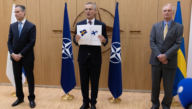 Tổng Thư ký NATO Jens Stoltenberg (giữa) nhận đơn xin gia nhập NATO của Phần Lan và Thụy Điển tại trụ sở NATO ở Brussels (Bỉ) - Ảnh: nato.int