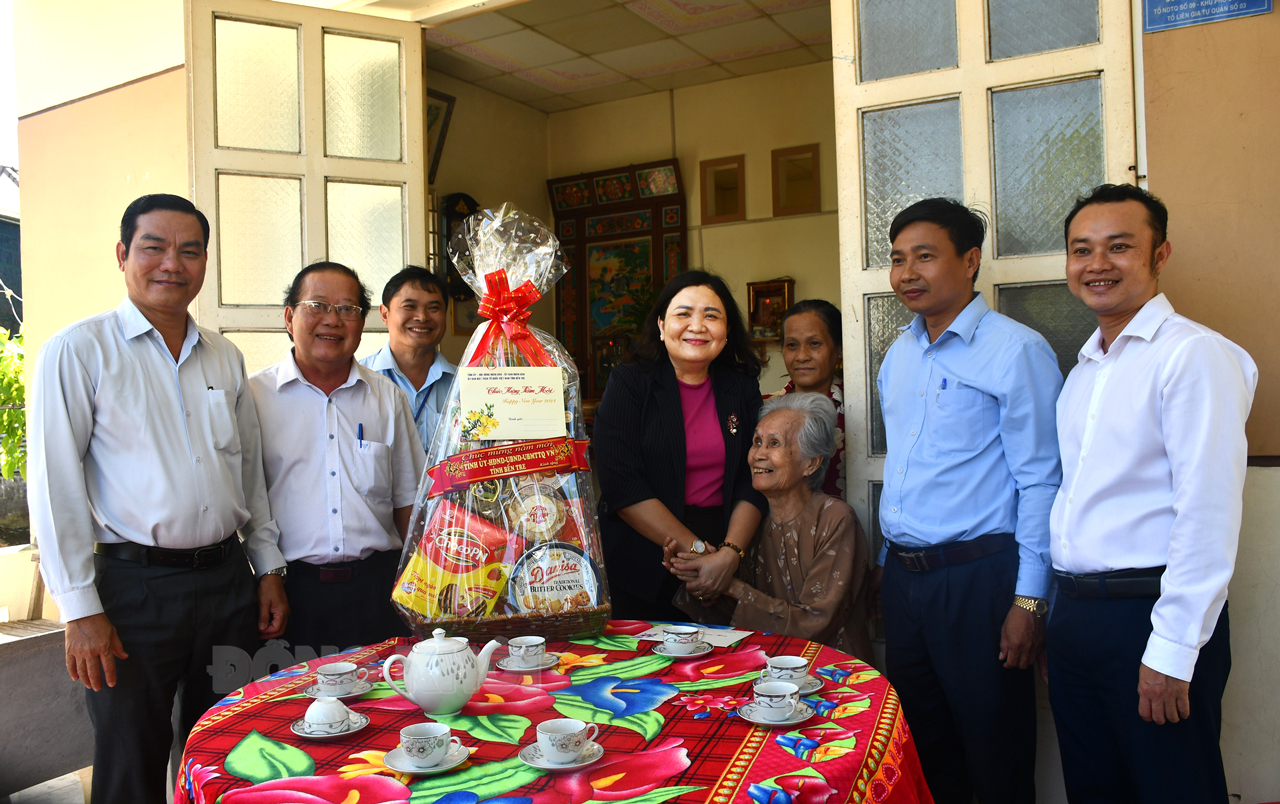 Quyền Bí thư Tỉnh ủy - Chủ tịch HĐND tỉnh Hồ Thị Hoàng Yến thăm, tặng quà cho Phường 7, TP. Bến Tre.