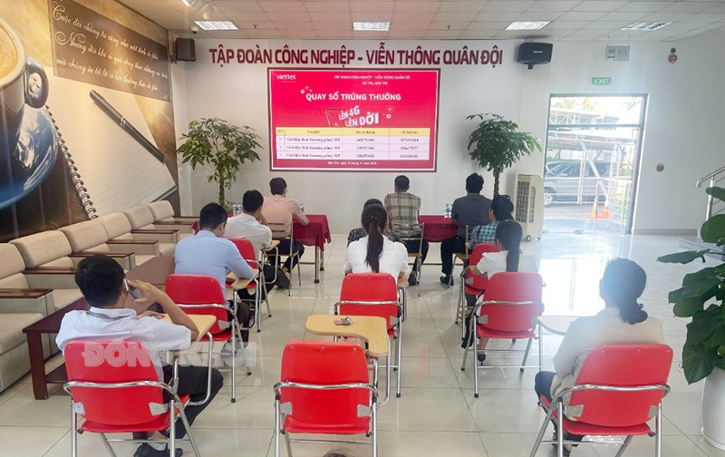 Viettel Bến Tre quay số trúng thưởng “Lên 4G, Lên đời” Khách hàng chứng kiến quay số trúng thưởng. Ảnh: Trần Quốc.