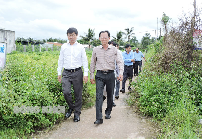 Phó chủ tịch UBND tỉnh Nguyễn Minh Cảnh cùng đoàn công tác tỉnh kiểm tra tiến độ xây dựng nông thôn mới tại huyện Mỏ Cày Bắc. Ảnh: Phạm Tuyết