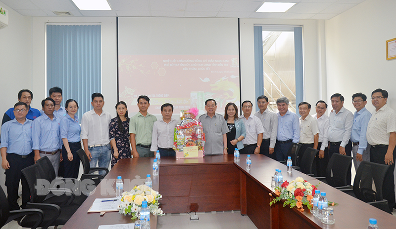 Chủ tịch UNBD tỉnh Trần Ngọc Tam đã trao tặng quà Tết cho Ban giám đốc Công ty cổ phần Bia Sài Gòn - Bến Tre.