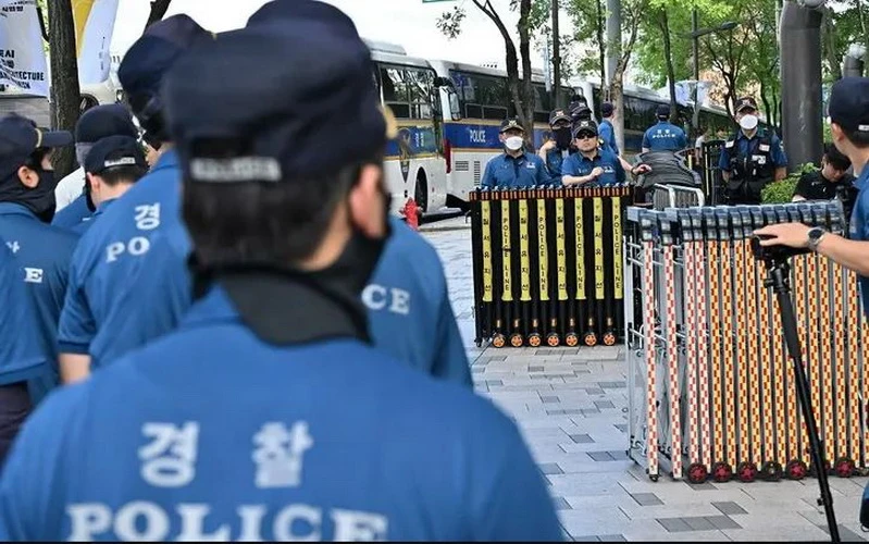 Hàn Quốc: Thành viên Đảng Quyền lực Quốc dân bị tấn công trên đường phố Cảnh sát đứng gác trước một tòa nhà ở Seoul vào ngày 24-8-2023. Ảnh minh họa. (Nguồn: AFP)