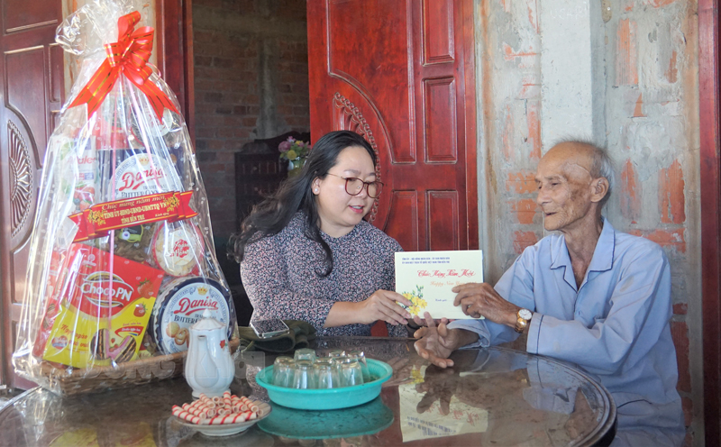 Chủ tịch MTTQ Việt Nam tỉnh Nguyễn Thị Hồng Nhung thăm chúc Tết gia đình chính sách huyện Thạnh Phú Chủ tịch MTTQ Việt Nam tỉnh Nguyễn Thị Hồng Nhung thăm, tặng quà tết hộ ông Lê Văn Xòn (tù đày, ấp An Phú, xã An Qui).