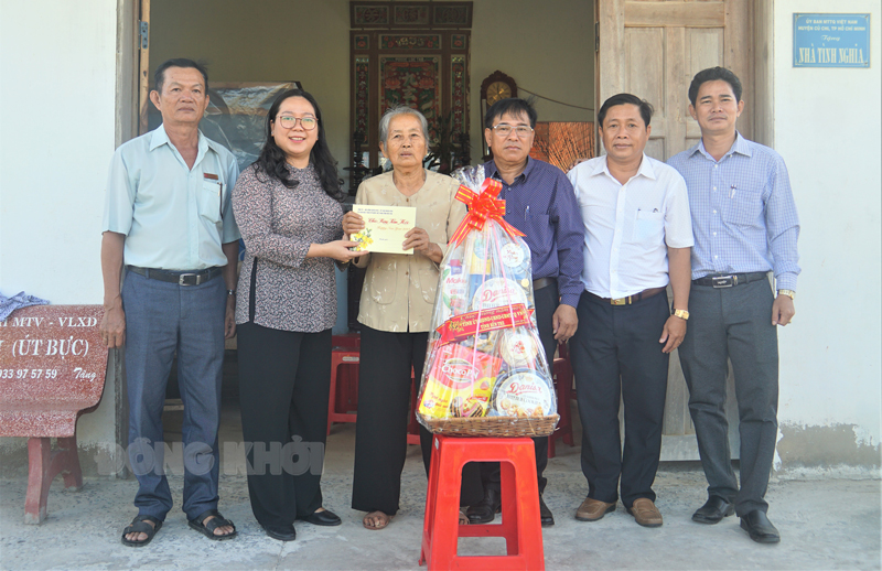 Chủ tịch MTTQ Việt Nam tỉnh Nguyễn Thị Hồng Nhung thăm chúc Tết gia đình chính sách huyện Thạnh Phú Chủ tịch MTTQ Việt Nam tỉnh Nguyễn Thị Hồng Nhung và địa phương thăm, tặng quà Tết hộ bà Nguyễn Thị Lang (vợ liệt sĩ, ấp An Ninh, xã An Qui).