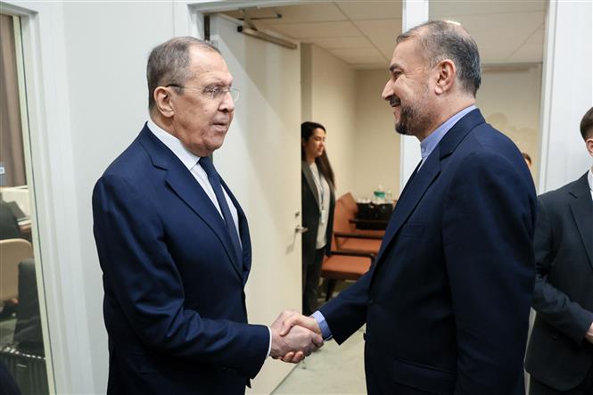 Ngoại trưởng Nga Sergei Lavrov (trái) trong cuộc gặp người đồng cấp Iran Hossein Amir-Abdollahian tại New York (Mỹ), ngày 22-1-2024. Ảnh: AFP/TTXVN