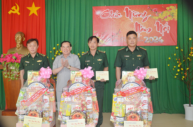 Chủ tịch UBND tỉnh Trần Ngọc Tam trao tặng quà cho 3 đơn vị Đồn Biên phòng Hàm Luông, Hải đội Biên phòng 2 và Đại đội Huấn luyện, huyện Ba Tri.