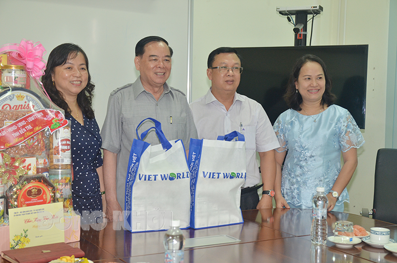 Chủ tịch UNBD tỉnh Trần Ngọc Tam đã trao tặng quà Tết cho Ban giám đốc Công ty TNHH Thế Giới Việt.