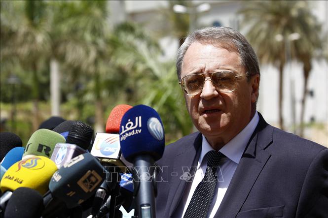 Phái đoàn Houthi đến Nga Thứ trưởng Ngoại giao Nga Mikhail Bogdanov. Ảnh: AFP/TTXVN