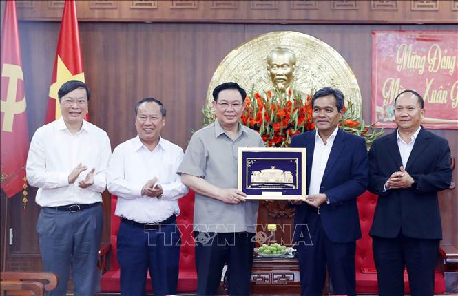 Chủ tịch Quốc hội Vương Đình Huệ làm việc với Ban Thường vụ Tỉnh ủy Gia Lai Chủ tịch Quốc hội Vương Đình Huệ tặng quà lưu niệm cho Ban Thường vụ Tỉnh ủy Gia Lai. Ảnh: Nhan Sáng/TTXVN