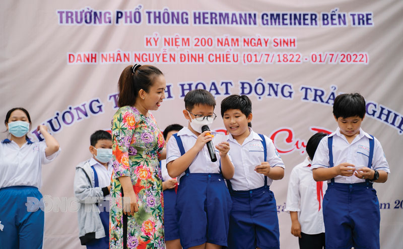 Truyền dạy Nói thơ Vân Tiên trong trường học. Ảnh: Hữu Nghĩa